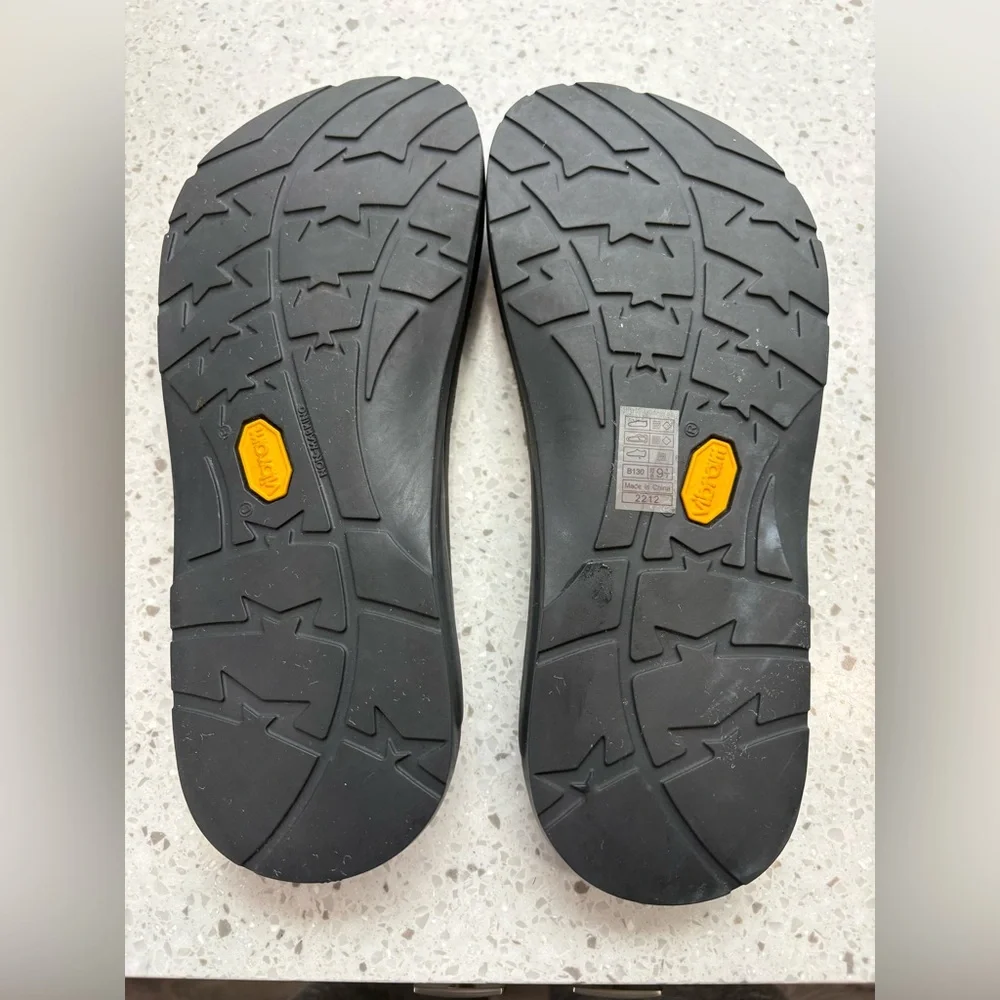EUC Chaco Leather Flip Flops Vibram Outsole- Men’s 9